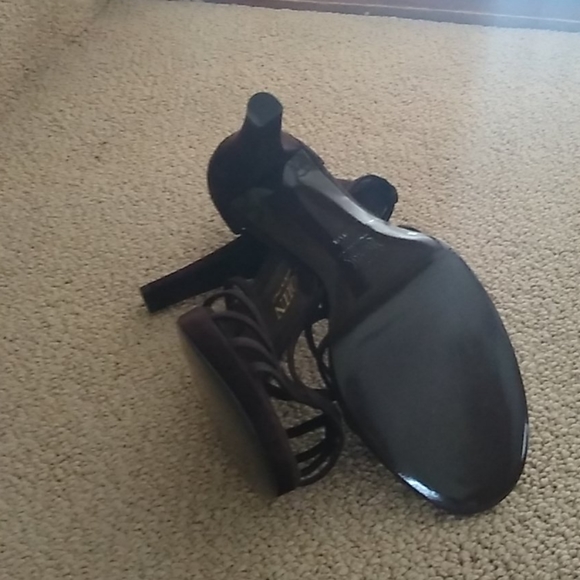 ST. JOHN 4" Heal Shoes - Picture 2 of 5